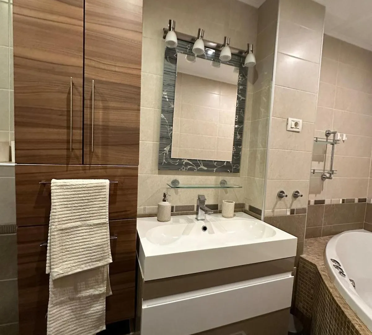 Apartamento Spacious 2Bedroom -Living Room Apartament Comfort Bucarest